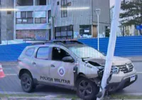 Viatura da PM bate em poste na Barra após motorista passar mal