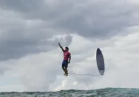 Vídeo: Gabriel Medina aparece 'voando' e foto viraliza na internet