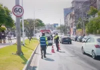 VÍDEO: Moto pega fogo após bater em carro na Av. Vasco da Gama