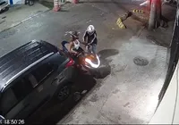 Mulher tem moto roubada em frente a residência; assista vídeo