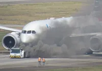 Vídeo: Veículo de reboque de Boeing pega fogo em aeroporto de SP