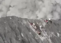 Vídeo: alpinistas tentam escapar de vulcão em erupção