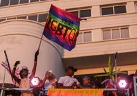 Vídeo: hino da Independência da Bahia abre 21º Orgulho LGBT+ na Barra