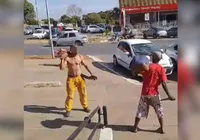 Vídeo: homem esfaqueia operador de máquina que negou esmola a ele