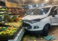 Vídeo: homem invade supermercado com carro após ter ajuda negada