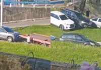 Vídeo: torcedores do Bahia têm carros guinchados por descumprirem lei