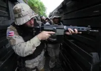 Vídeo: van de facção é interceptada, 2 morrem e arsenal é apreendido