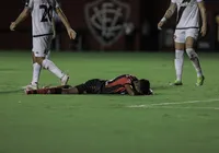 Vitória tenta, para no goleiro do Vasco e perde mais uma na Série A