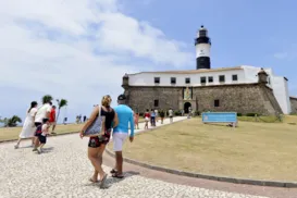 Adolescente que roubava correntes é detido pela PM no Farol da Barra - Imagem