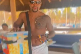 Davi aparece vendendo picolé na praia e diz: "Precisando de dinheiro" - Imagem