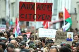 Manifestantes de esquerda protestam na França contra novo premiê - Imagem