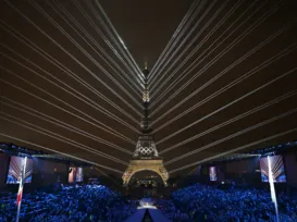 Paris lança Jogos Olímpicos com cerimônia no rio Sena; confira - Imagem