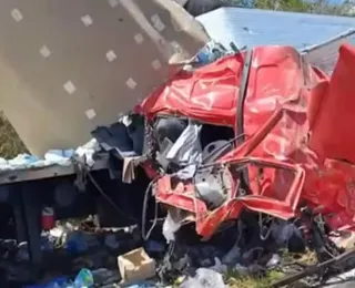 Acidente deixa fraldas espalhadas em via na Bahia e uma pessoa morta