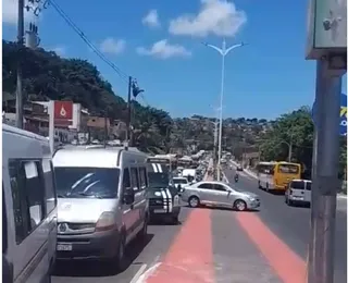 Acidente entre carros e carreta deixa trânsito lento na Av. Suburbana