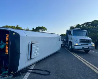 Acidente grave entre micro-ônibus e coletivo deixa feridos em zona turística