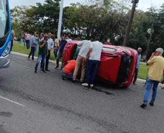 Acidente na Paralela deixa uma pessoa ferida e trânsito travado