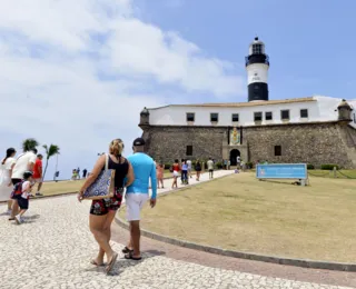 Adolescente que roubava correntes é detido pela PM no Farol da Barra