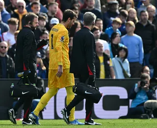 Alisson se lesiona em jogo do Liverpool e deve ser nova baixa na seleção