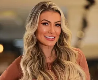 Andressa Urach paga fortuna em mega hair com fios de ouro