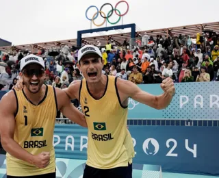 Aos pés da Torre Eiffel, André e George vencem no vôlei de praia