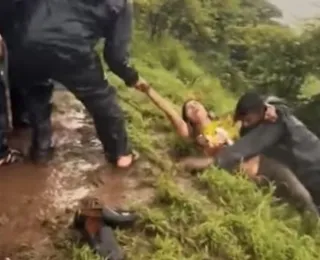 Após fazer selfie, mulher cai de altura de 18m em desfiladeiro; vídeo