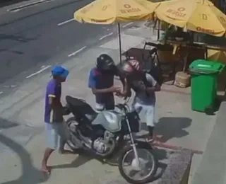 Assista: motoboy reage a assalto e troca socos com bandidos em Itapuã