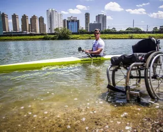 Atleta paralímpico, Fernando Fernandes nada com sucuri gigante; veja