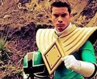 Astro de Power Ranger agride idoso de andador e está foragido