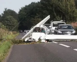 Avião cai em estrada, mas piloto e passageiro sobrevivem; foto