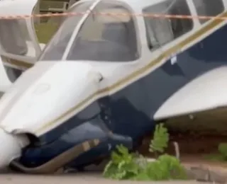 Avião invade rua após piloto perder controle da direção