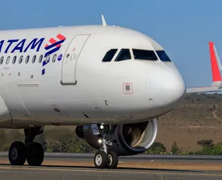 Avião da Latam decola, voa por quatro horas e não chega a lugar nenhum