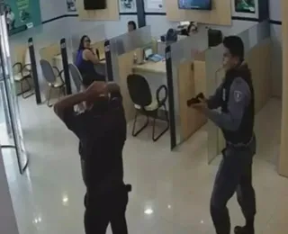 Bandido disfarçado de policial invade banco e rouba R$ 400 mil