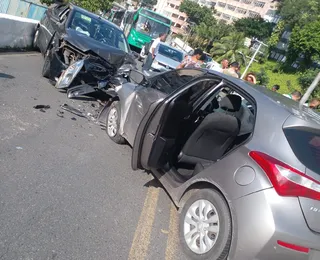 Batida entre dois carros bloqueia viaduto no Centro de Salvador