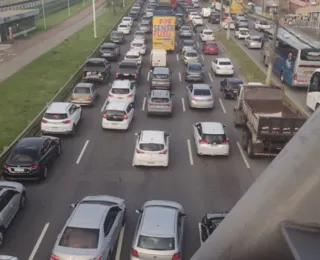 Acidente deixa casal ferido e congestiona trânsito na Av. Paralela, em Salvador