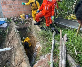 Bombeiros resgatam corpo em estado avançado de decomposição em fossa