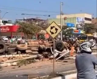 Caminhão carregado de tijolos capota no DF e deixa feridos; veja vídeo