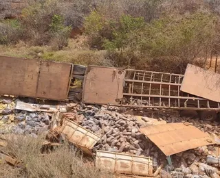 Caminhão de alimentos tomba e tem carga saqueada na BA-026