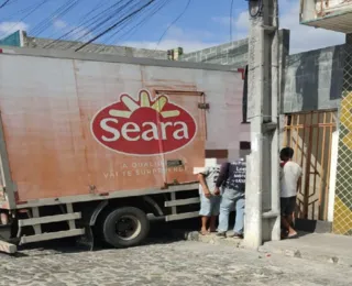 Caminhão desgovernado invade residência em Conceição do Coité