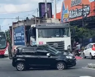 Caminhão do lixo bate em carro no meio da Avenida Suburbana