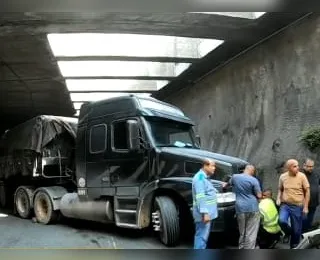 Caminhão fica preso em viaduto da Via Expressa em Salvador