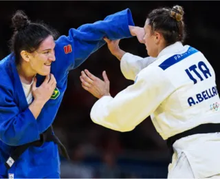 Medalhista olímpica cai na estreia, chora e abraça repórter; vídeo