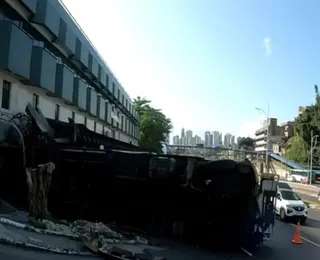 Carreta tomba na Vasco da Gama e trânsito fica lento em Salvador