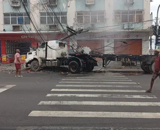 Carreta desgovernada derruba poste em Salvador e deixa feridos; vídeo