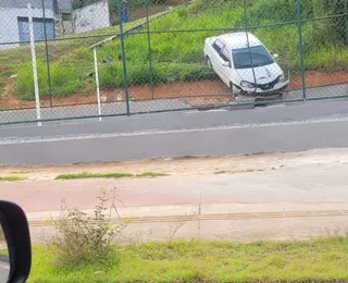 Motorista perde controle em ladeira e carro despenca em Salvador