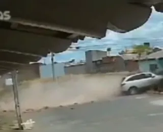 Carro desgovernado atravessa paredes de duas casas; assista vídeo