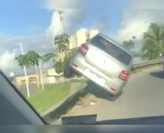 Carro fica pendurado em proteção de viaduto em Salvador; veja vídeo