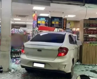 Carro invade loja de conveniência em posto e deixa feridos na Av. Paralela