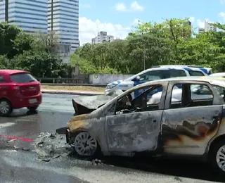 Carro pega fogo e fica destruído em avenida de Salvador