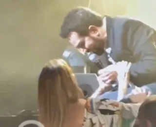 Casado, Luciano Camargo recebe beijo na boca de fã durante show; vídeo