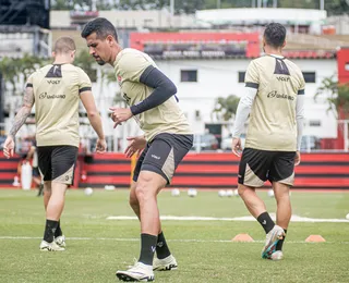 Com Matheusinho, Vitória encerra preparação e viaja para Goiânia